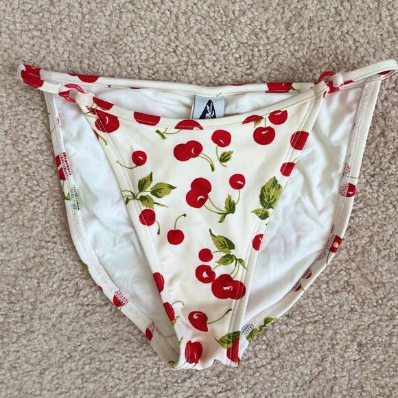 Vintage Retro Cherry Bikini - Picture 4 of 7